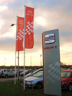 Classic aluminium flagpole with rotating flag arm system for constant 360-degree flag visibility.